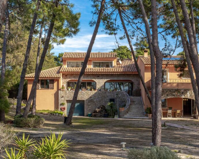 Exceptional, in the Cala Rossa area, 2 semi-detached villas, waterfront