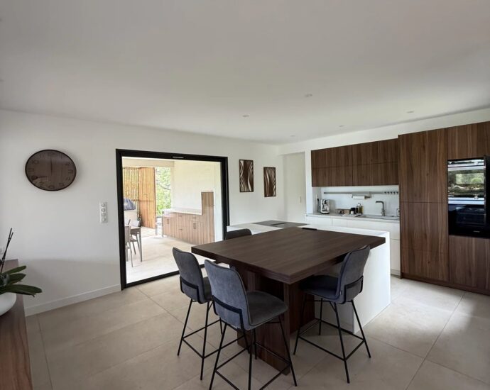 Lecci, Villa contemporaine de plain-pied, vue dégagée, piscine, spa, proche plage