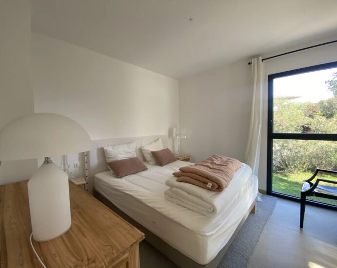 Porto-Vecchio, Arasu, Saint-Cyprien, villa d&rsquo;architecte, 7 chambres, piscine, plage à pieds