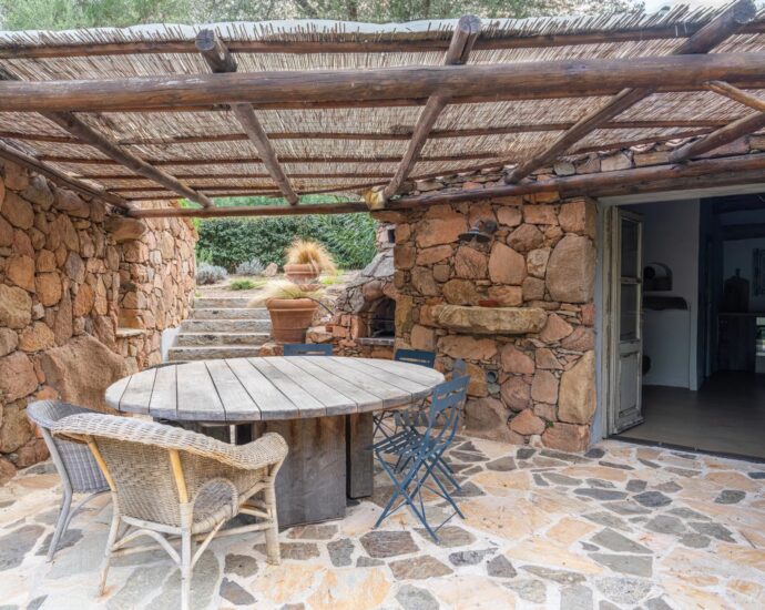 Porto-Vecchio, Piccovaggia, Stone villa with infinity pool, 4 bedrooms, open views, near Palombaggia beach