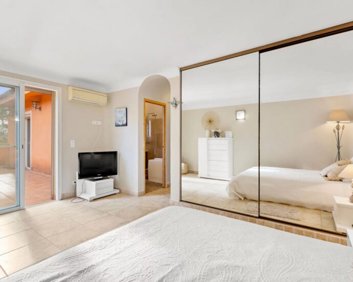 Exceptional, in the Cala Rossa area, 2 semi-detached villas, waterfront