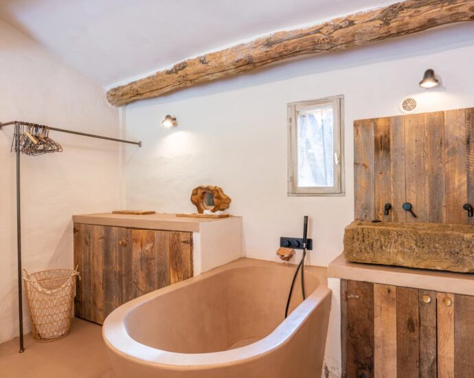 Porto-Vecchio, Piccovaggia, Stone villa with infinity pool, 4 bedrooms, open views, near Palombaggia beach