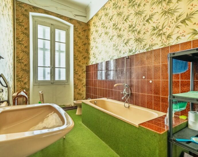 L’Île-Rousse, centre-ville, Maison de Maître à rénover, 10 chambres, vue mer, plage à pied