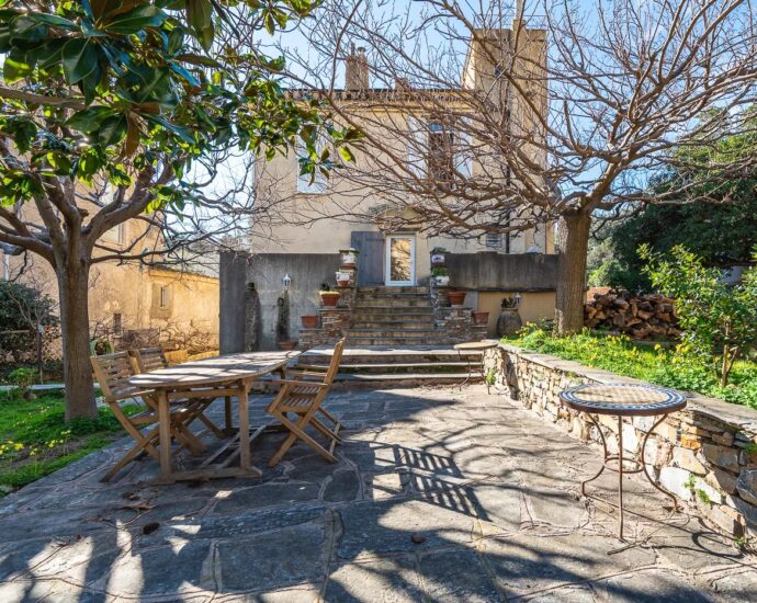 Bastia, centre-ville, maison de maître, 5 chambres, piscine, proche plage