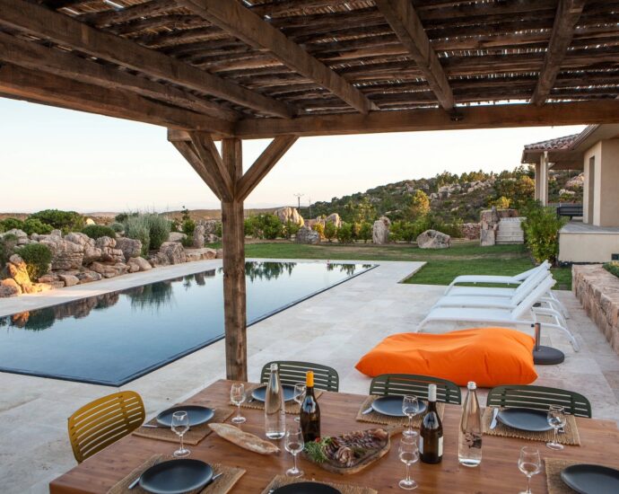 Bonifacio, 6 bedroom villa, panoramic sea view, swimming pool, close to the beach