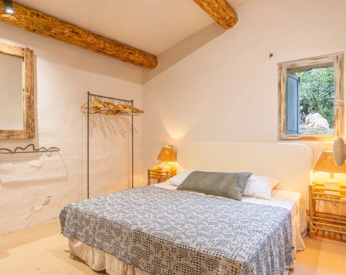 Porto-Vecchio, Piccovaggia, Stone villa with infinity pool, 4 bedrooms, open views, near Palombaggia beach