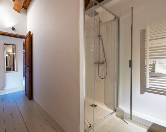 Saint-Florent, villa en pierres, 5 chambres, parc arboré avec piscine, proche plage