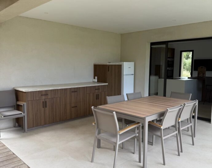 Lecci, Villa contemporaine de plain-pied, vue dégagée, piscine, spa, proche plage