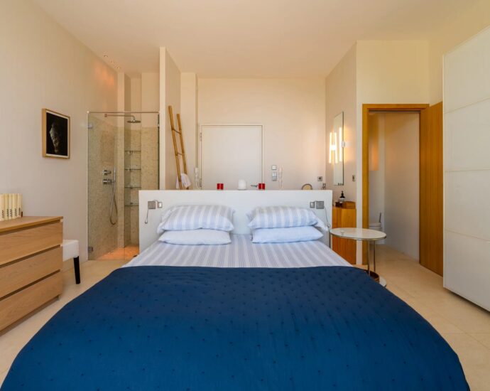 Baie de Calvi, Villa d&rsquo;architecte pour 10 personnes, vue mer panoramique, piscine, proche des plages.