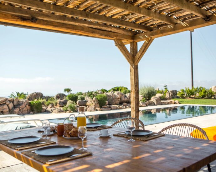 Bonifacio, 6 bedroom villa, panoramic sea view, swimming pool, close to the beach