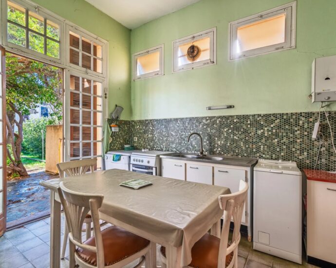 L’Île-Rousse, centre-ville, Maison de Maître à rénover, 10 chambres, vue mer, plage à pied