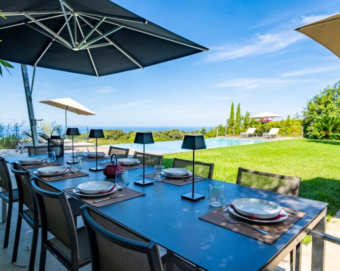 Baie de Calvi, Villa d&rsquo;architecte pour 10 personnes, vue mer panoramique, piscine, proche des plages.
