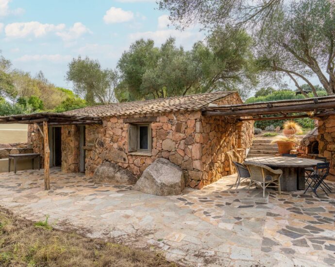 Porto-Vecchio, Piccovaggia, Stone villa with infinity pool, 4 bedrooms, open views, near Palombaggia beach