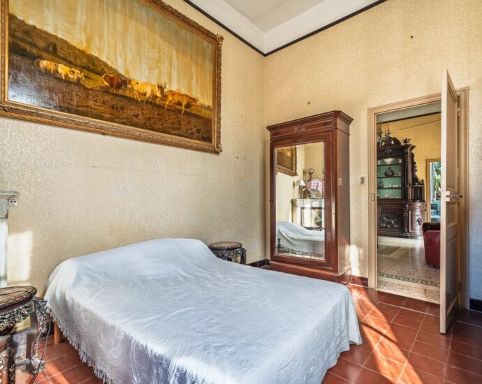 L’Île-Rousse, centre-ville, Maison de Maître à rénover, 10 chambres, vue mer, plage à pied