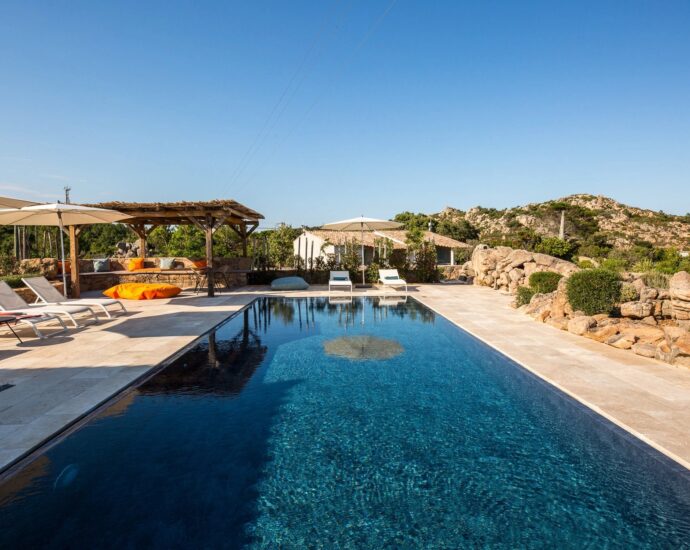 Bonifacio, 6 bedroom villa, panoramic sea view, swimming pool, close to the beach