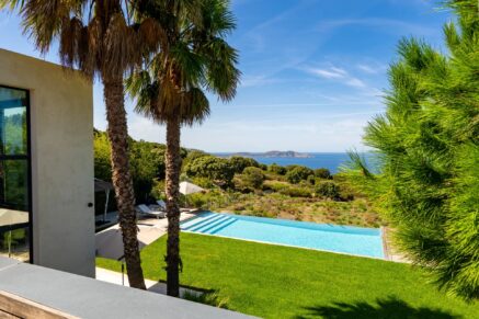Bay of Calvi, architect-designed villa for 10 people, panoramic sea view, swimming pool, close to beaches.