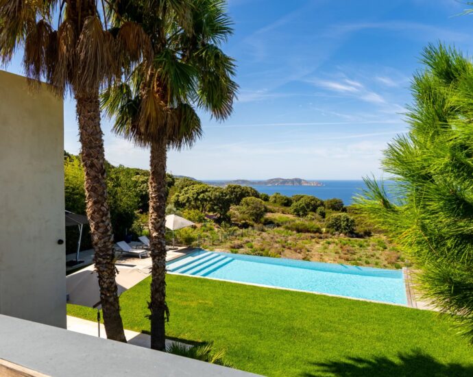 Baie de Calvi, Villa d&rsquo;architecte pour 10 personnes, vue mer panoramique, piscine, proche des plages.