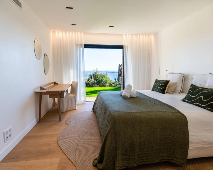 Palombaggia, 6 bedroom villa, swimming pool, panoramic sea view, close to the beach