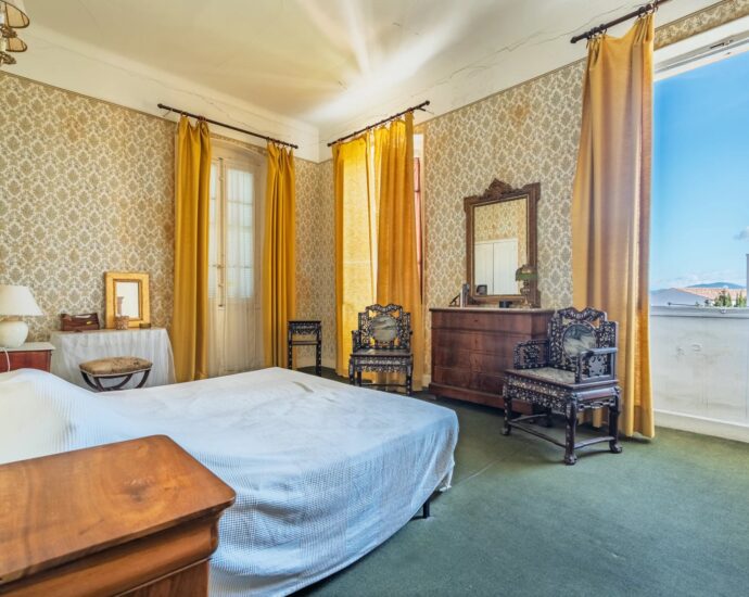 L’Île-Rousse, centre-ville, Maison de Maître à rénover, 10 chambres, vue mer, plage à pied