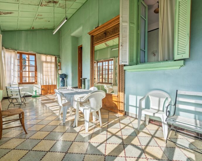 L’Île-Rousse, centre-ville, Maison de Maître à rénover, 10 chambres, vue mer, plage à pied