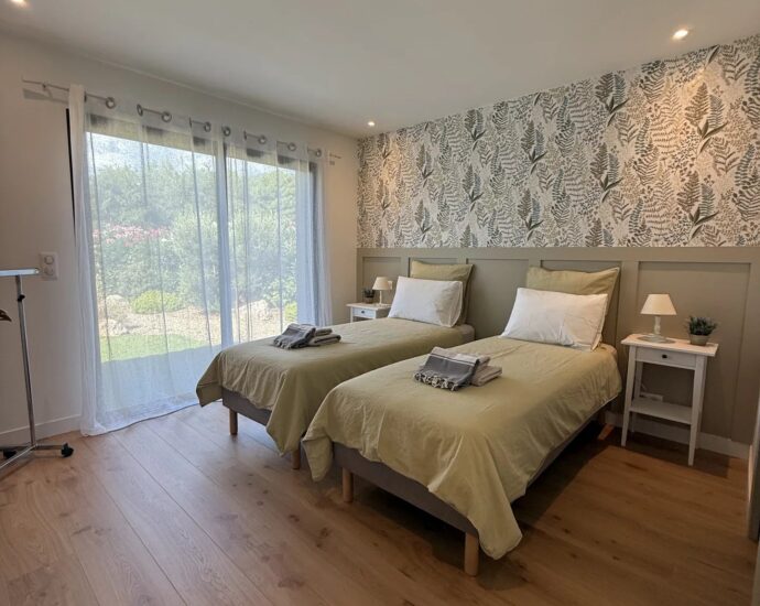 Lecci, Villa contemporaine de plain-pied, vue dégagée, piscine, spa, proche plage