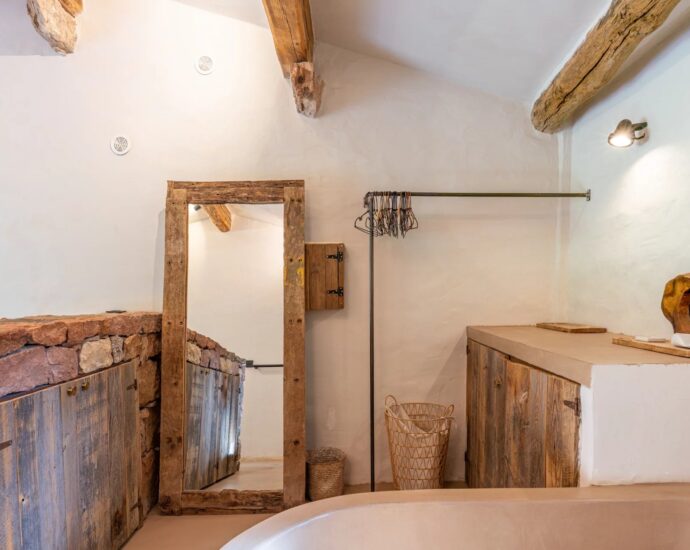 Porto-Vecchio, Piccovaggia, Stone villa with infinity pool, 4 bedrooms, open views, near Palombaggia beach