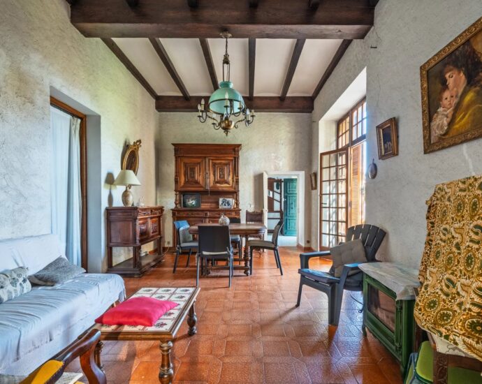 L’Île-Rousse, centre-ville, Maison de Maître à rénover, 10 chambres, vue mer, plage à pied