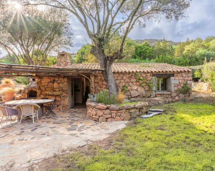 Porto-Vecchio, Piccovaggia, Stone villa with infinity pool, 4 bedrooms, open views, near Palombaggia beach