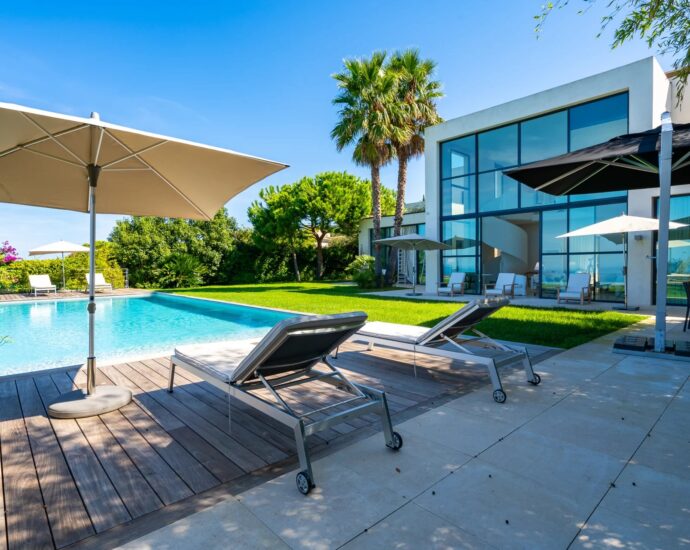 Baie de Calvi, Villa d&rsquo;architecte pour 10 personnes, vue mer panoramique, piscine, proche des plages.