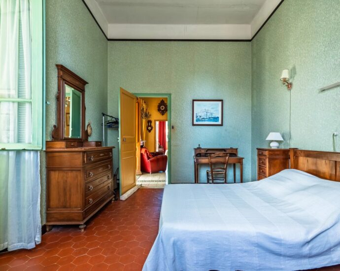 L’Île-Rousse, centre-ville, Maison de Maître à rénover, 10 chambres, vue mer, plage à pied