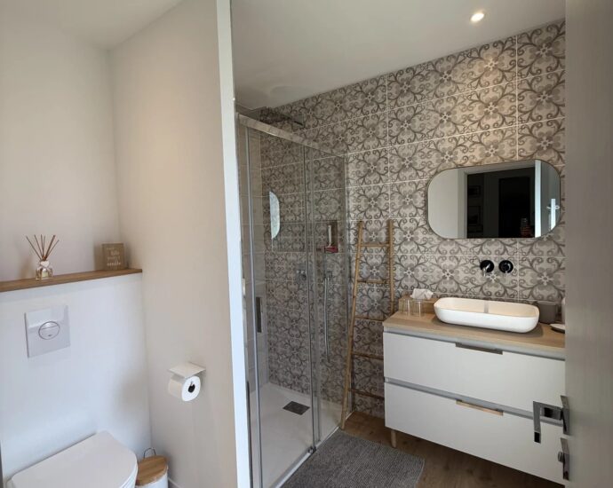 Lecci, Villa contemporaine de plain-pied, vue dégagée, piscine, spa, proche plage