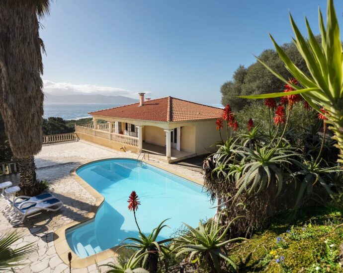 Sagone , Villa vue mer panoramique, 8 chambres, piscine, plage à pied