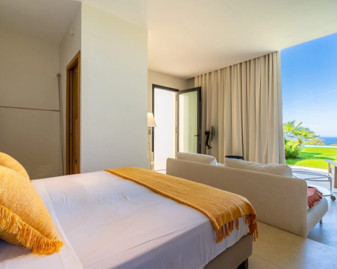 Baie de Calvi, Villa d&rsquo;architecte pour 10 personnes, vue mer panoramique, piscine, proche des plages.