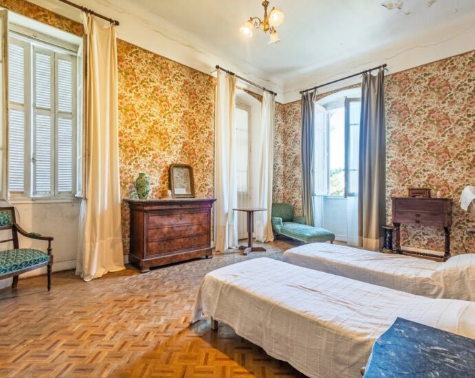 L’Île-Rousse, centre-ville, Maison de Maître à rénover, 10 chambres, vue mer, plage à pied