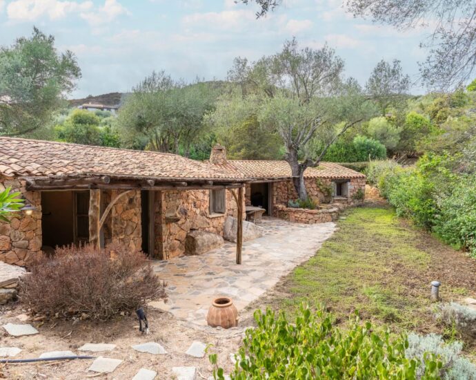 Porto-Vecchio, Piccovaggia, Stone villa with infinity pool, 4 bedrooms, open views, near Palombaggia beach