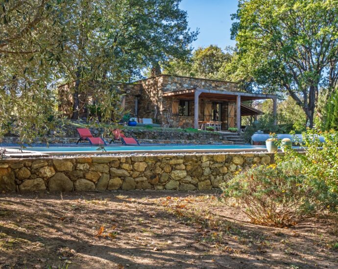 Saint- Florent, Patrimonio,  Propriété avec 2 villas, piscine, proche plage et centre-ville