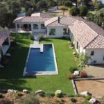 Lecci, Villa contemporaine de plain-pied, vue dégagée, piscine, spa, proche plage