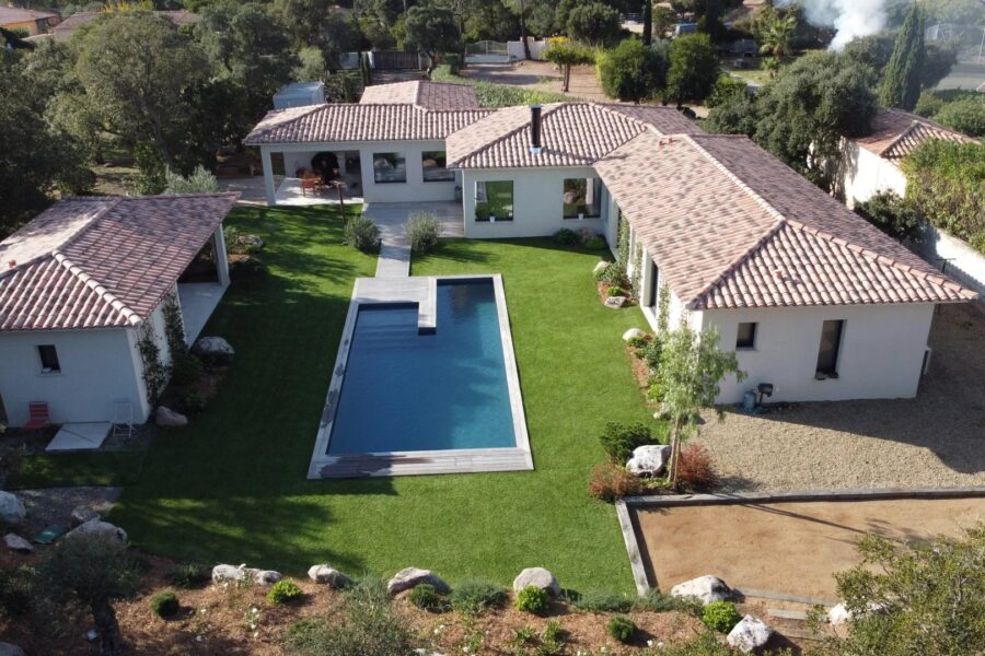 Lecci, Villa contemporaine de plain-pied, vue dégagée, piscine, spa, proche plage