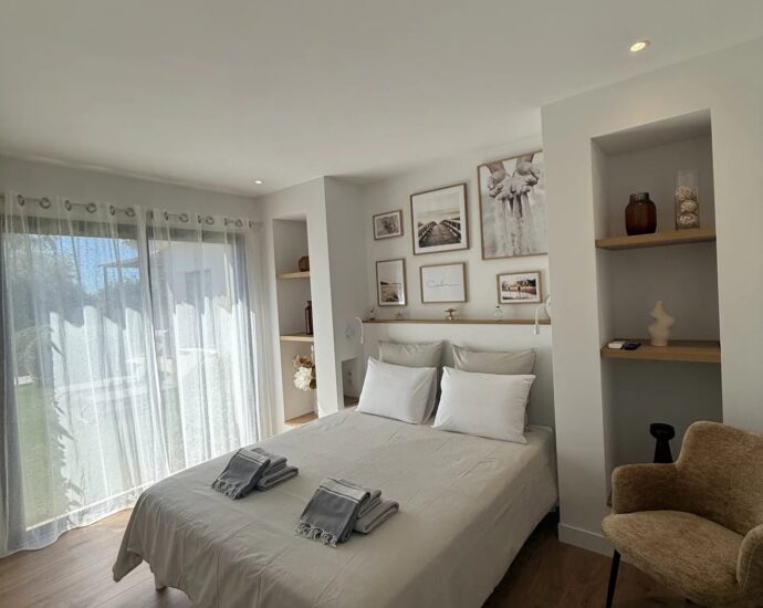 Lecci, Villa contemporaine de plain-pied, vue dégagée, piscine, spa, proche plage