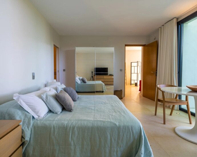 Baie de Calvi, Villa d&rsquo;architecte pour 10 personnes, vue mer panoramique, piscine, proche des plages.