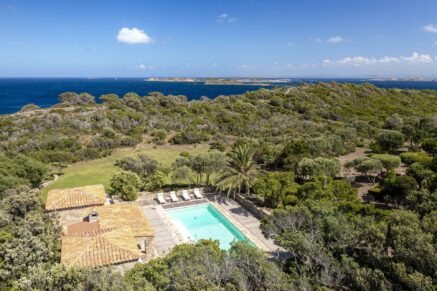 Bonifacio, Piantarella, Panoramic sea view property, 5 bedrooms, heated pool, close to the beach