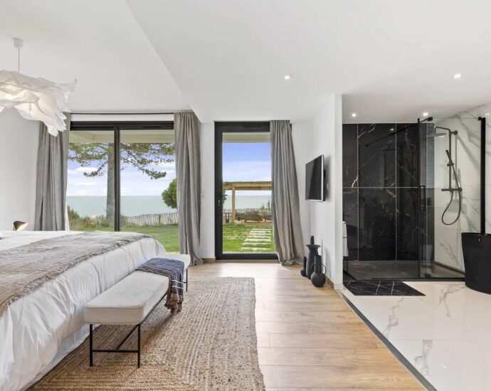 Côte des Nacres, Canella, Villa pied dans l&rsquo;eau, 5 chambres, piscine, vue mer panoramique, accès privé mer