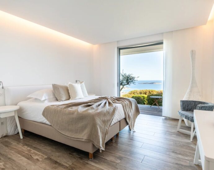 Palombaggia, villa 7 bedrooms, service room, swimming pool, panoramic sea view, beach on foot