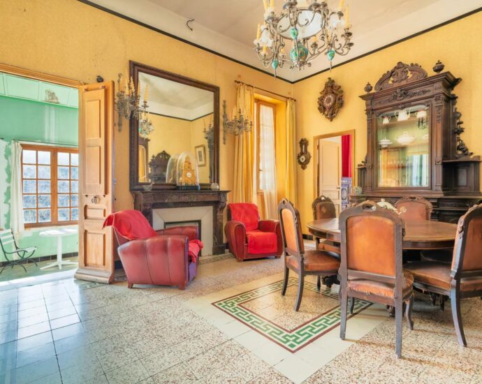 L’Île-Rousse, centre-ville, Maison de Maître à rénover, 10 chambres, vue mer, plage à pied