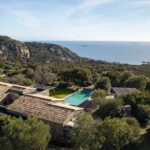 Porto-Vecchio, Palombaggia, Villa d&rsquo;architecte en pierre, vue mer panoramique, 4 chambres, piscine, proche plage
