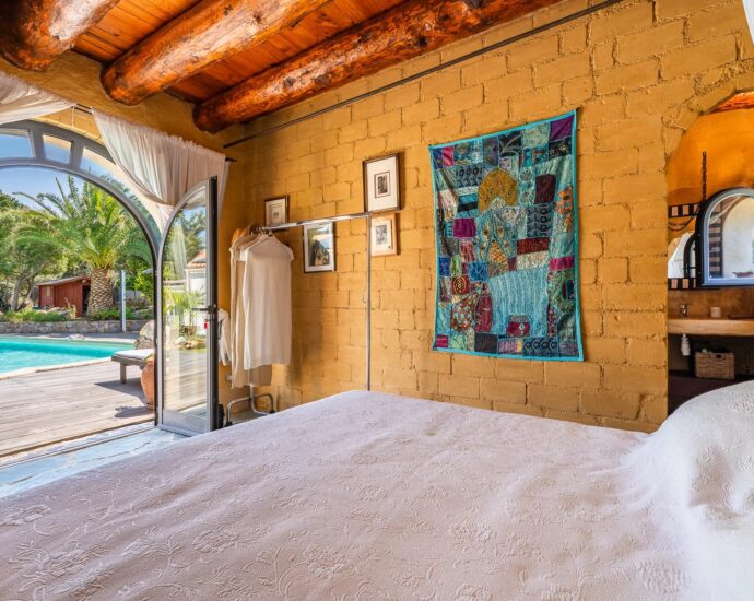 Calvi, villa 4 chambres, piscine, plage à pied, vue montagne