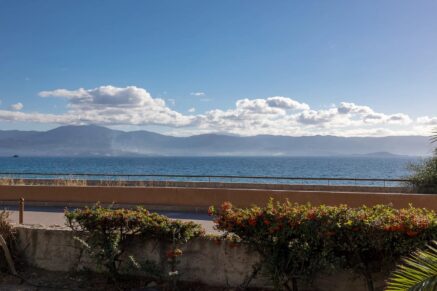 Exclusivité, Ajaccio, Route des Sanguinaires, Appartement vue mer, 3 chambres, plage à pied