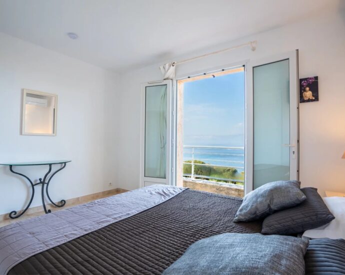 Exclusivité, Corbara, Marine de Davia, villa 4 chambres, piscine, vue mer panoramique, plage à pied