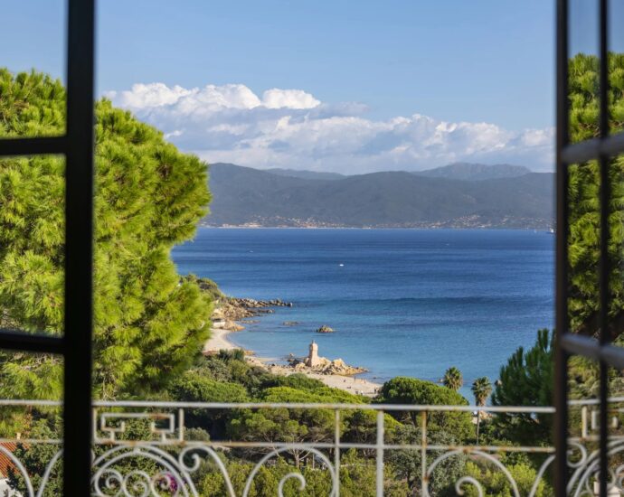 Exclusivité, Ajaccio, villa 6 chambres, piscine à débordement, maison de gardien, vue mer panoramique, plage à pied