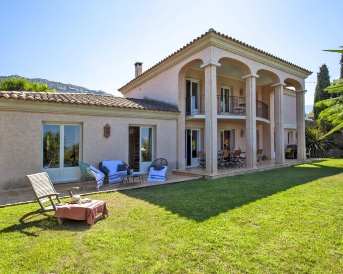 Lumio, 5-bedroom villa, sea and mountain views, swimming pool, close to beaches.